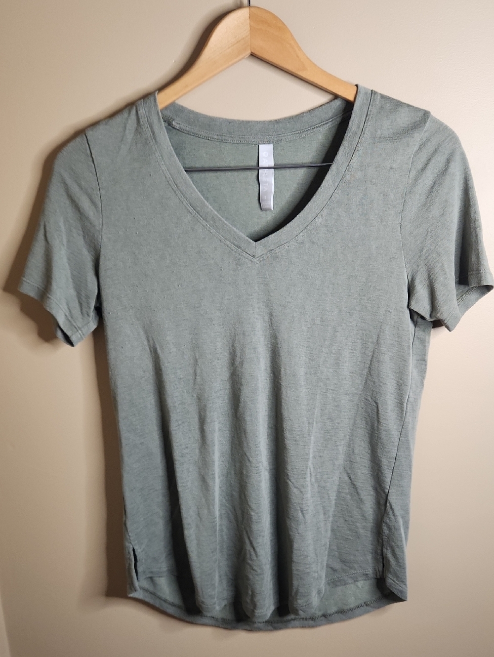 Athleta Breezy Scoop V Tee in Sage. Size S. #404783